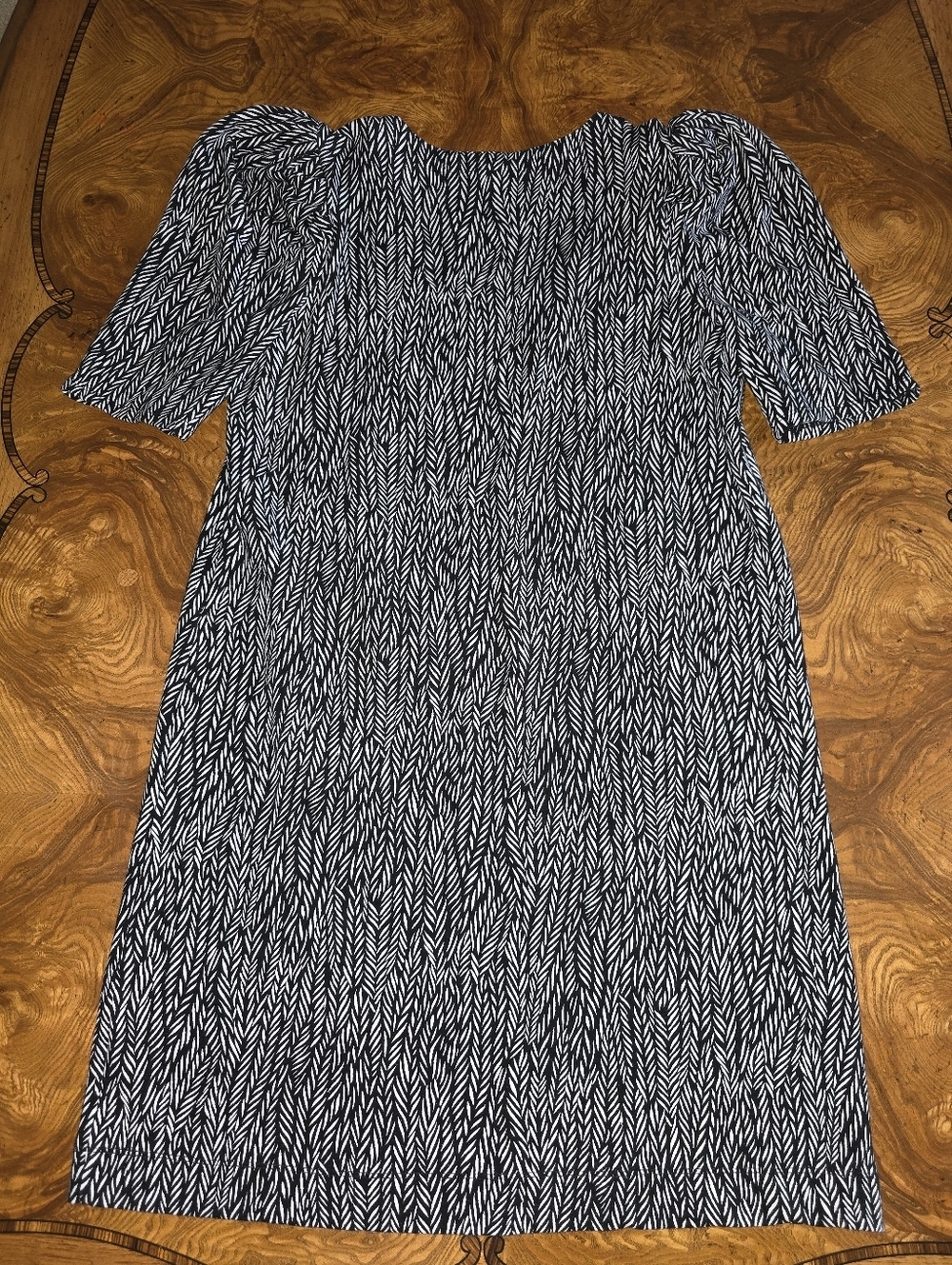 Chico's Zenergy Black Puffed Sleeves Abstract Lines Knit Dress Size 1 ( Medium) - Picture 2 of 8